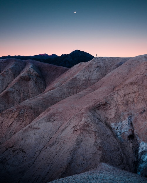 Free photo beautiful rocky mountains and hills with amazing breathtaking starry sky