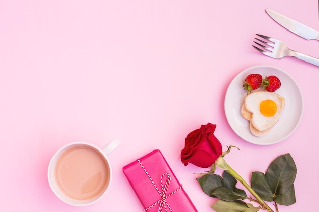 Foto gratuita bella composizione romantica di colazione con regali