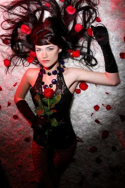 赤いバラと美しく、ロマンチックな女性