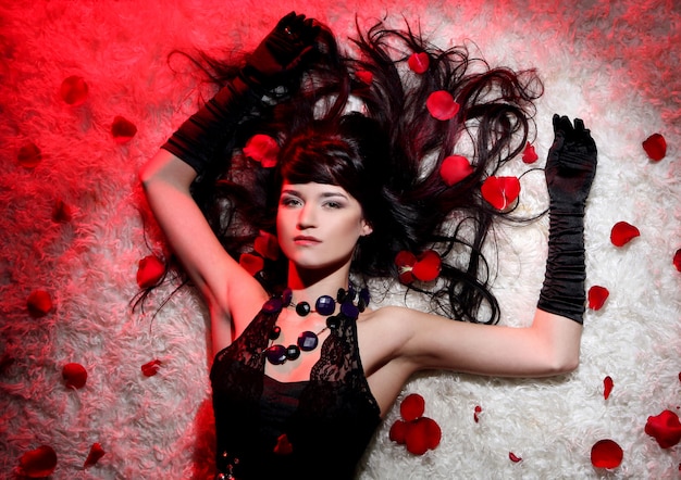 Красивая и романтичная женщина с красной розой