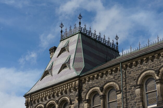 Free photo beautiful roof of a building and a blue sky