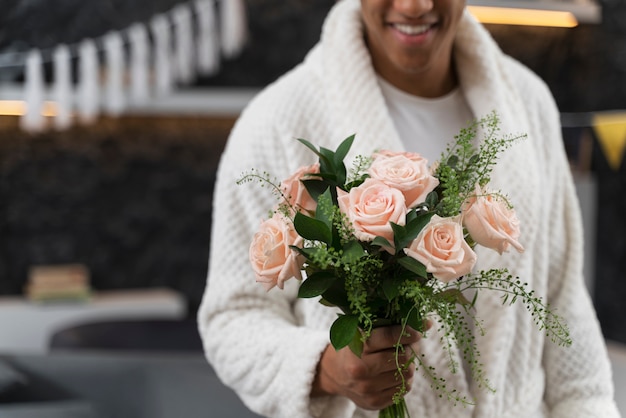 Free photo beautiful rose bouquet at bachelor party