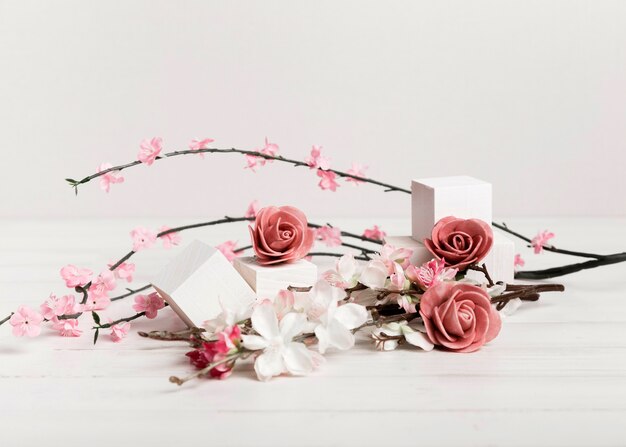 美しいバラと白い立方体の花