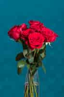 無料写真 青い壁の前に花瓶の美しいバラ
