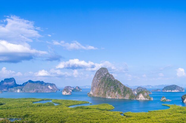 태국 푸켓 근처 안다만 해의 맹그로브 숲과 산이 있는 아름다운 프낙가 베이(Phnagnga Bay)의 아름다운 사멧 낭시(Samet Nangshe) 전망