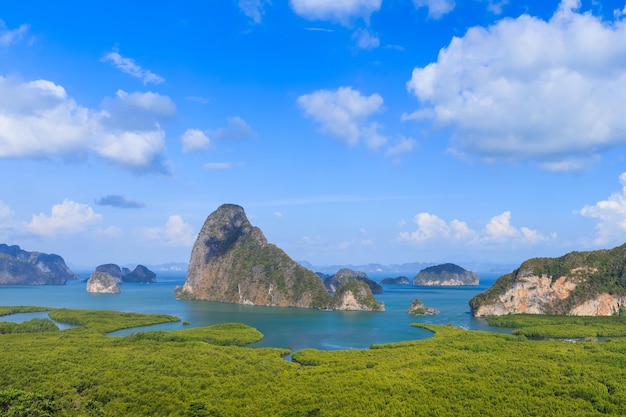 태국 푸켓 근처 안다만 해의 맹그로브 숲과 산이 있는 아름다운 프낙가 베이(Phnagnga Bay)의 아름다운 사멧 낭시(Samet Nangshe) 전망