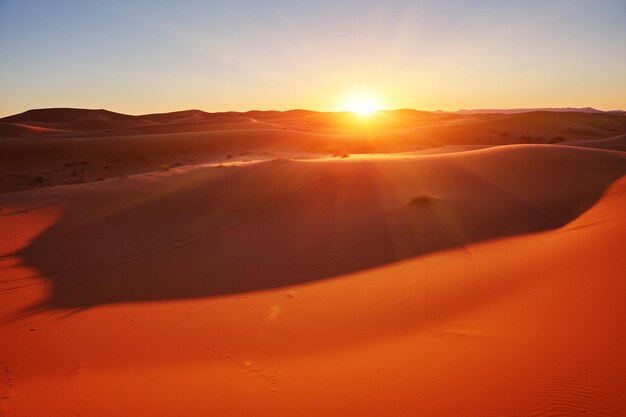 Красивые песчаные дюны в пустыне Сахара