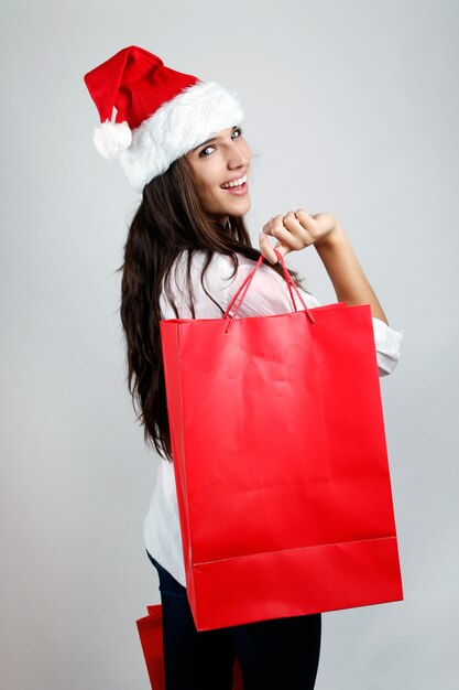 빨간 쇼핑백을 들고 아름 다운 산타 여자