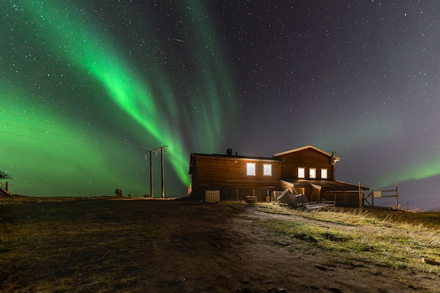 ノルウェー、トロムソロフォーテン諸島の夜空に浮かぶオーロラの美しい風景