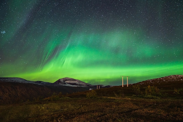 ノルウェー、トロムソロフォーテン諸島の夜空に浮かぶオーロラの美しい風景