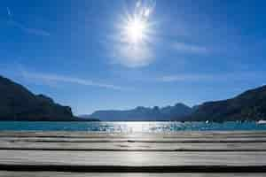 Free photo beautiful scenery of the bright sun shining over the wolfgangsee lake in strobl austria