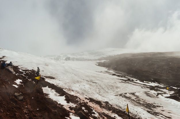 에콰도르에 위치한 Chimborazo stratovolcano 눈 덮인 슬로프의 아름다운 풍경