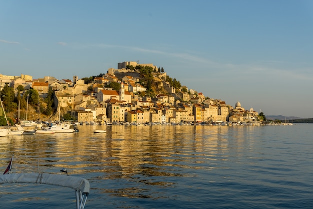 クロアチアの海の海岸にたくさんの建物がある街並みの美しい風景