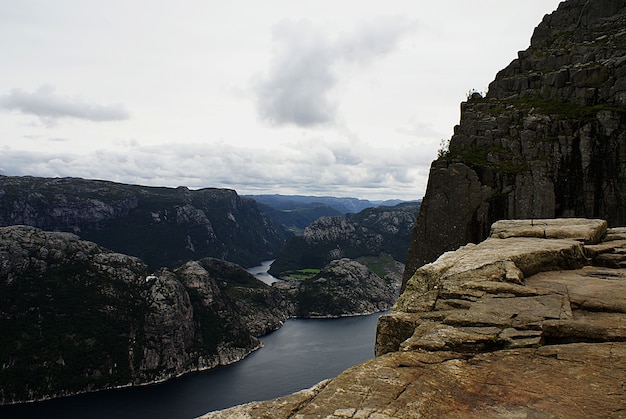 스타방 에르, 노르웨이의 흐린 하늘 아래 호수 근처 유명한 Preikestolen 절벽의 아름다운 풍경