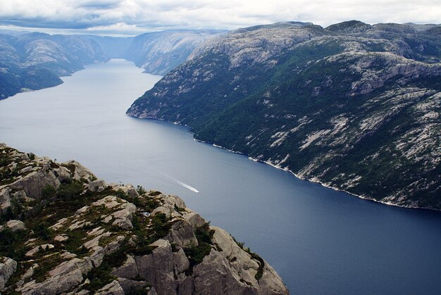 스타방 에르의 흐린 하늘 아래 호수 근처의 유명한 Preikestolen 절벽의 아름다운 풍경