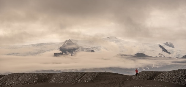 Красивые пейзажи ледников Исландии под красивыми белыми пушистыми облаками
