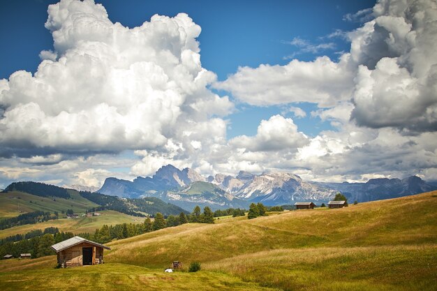 이탈리아에서 흰 구름 아래 높은 바위 절벽과 녹색 풍경의 아름다운 풍경