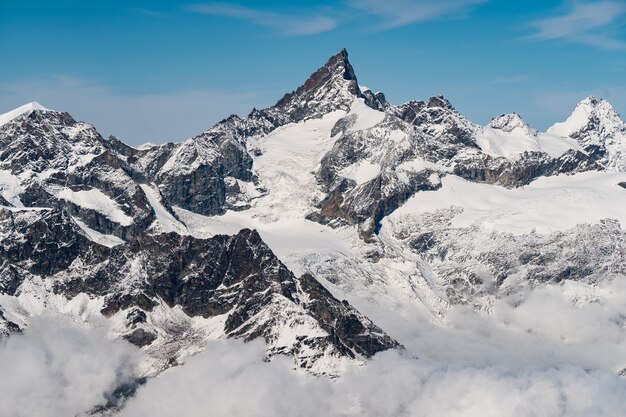 スイスの澄んだ青い空の下で雪に覆われた高いロッキー山脈の美しい風景