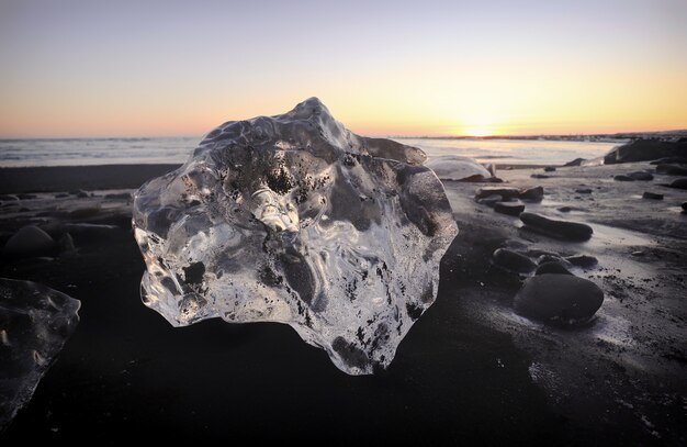 日没時のヨークルスアゥルロゥン、氷河ラグーン、アイスランド、ヨーロッパの美しい風景