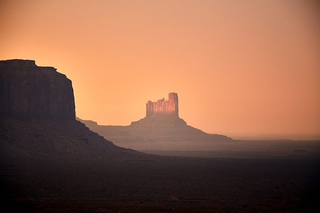 Free photo beautiful scenery of mesas in monument valley, arizona - usa
