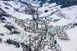 Free photo beautiful scenery of a mountainous landscape covered with snow in austria