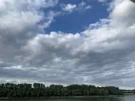Бесплатное фото Красивые пейзажи облачного неба над пейзажем в дневное время