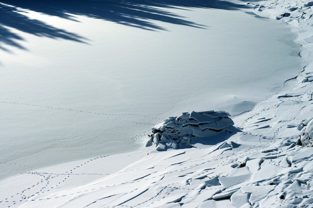 無料写真 ドロミテのひび割れのある雪に覆われた土地の美しい風景