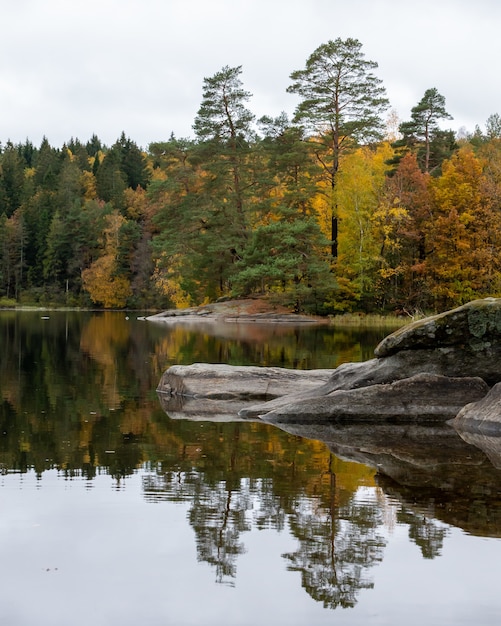 昼間は湖に映る秋の木々の美しい風景