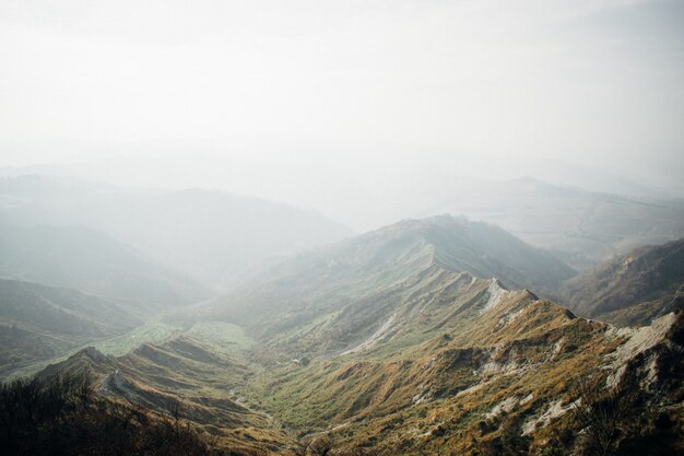 霧に包まれた緑豊かな山々の美しい風景