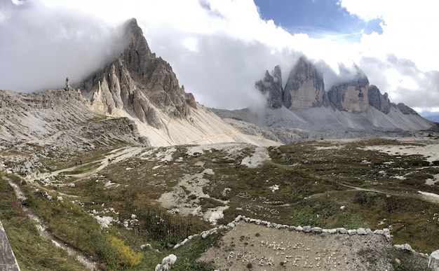 イタリアの白い雲の下の奇岩の美しい風景