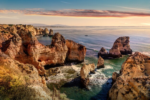 息を呑むような海の背景に岩のビーチの美しい風景