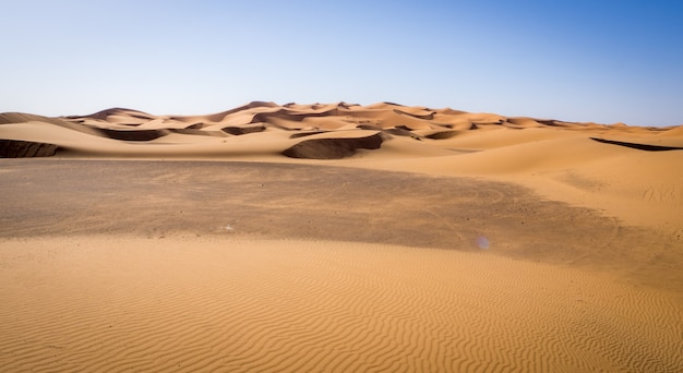 Красивые пейзажи пустыни Сахара, дюны Эрг-Шебби в Мерзуге, Марокко