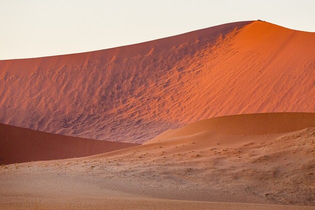 Красивые пейзажи песчаных дюн в пустыне Намиб, Соссусвлей, Намибия
