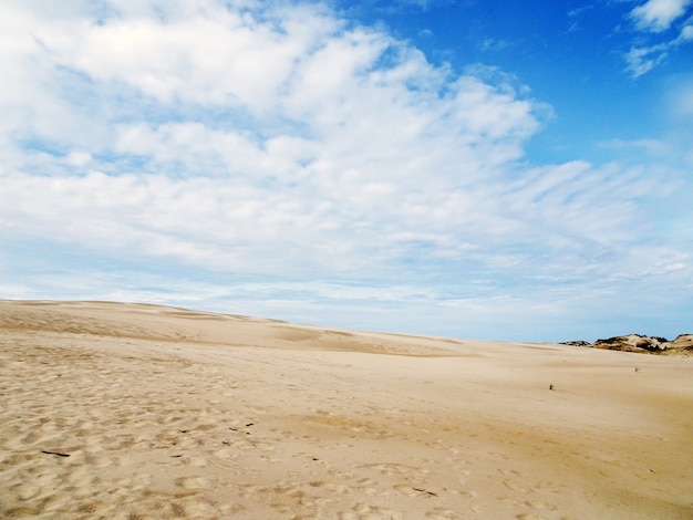 Красивые пейзажи песчаного пляжа под пасмурным небом в Лебе, Польша