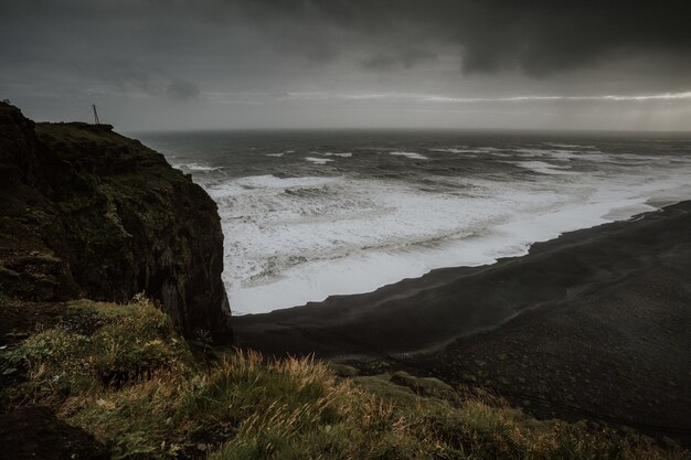 アイスランドの霧に包まれた岩層に囲まれた海の美しい風景