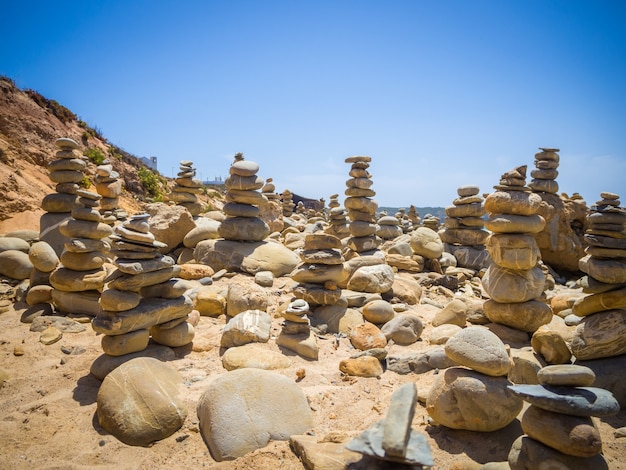 Foto gratuita uno splendido scenario di pile di pietre in un bach a mi fontes, portogallo