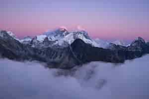 Foto gratuita splendido scenario della vetta del monte everest ricoperta di neve sotto le nuvole bianche