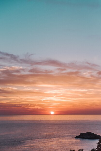 穏やかな海に沈む夕日の美しい風景