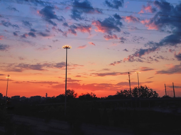 街並みに色とりどりの雲と夕日の空の美しい風景