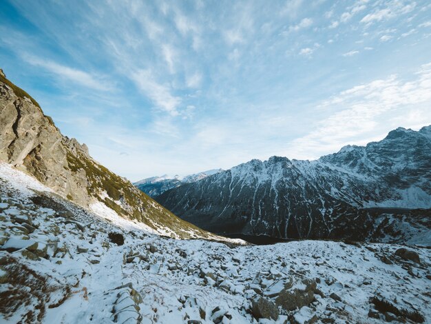 Tatra 산맥의 아름다운 풍경은 폴란드에서 흐린 하늘 아래 눈으로 덮여