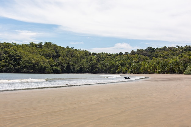 Free photo beautiful scenery of the waves of the ocean moving towards the shore in santa catalina, panama