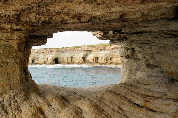 Красивые морские пещеры в дневное время в Айя, Кипр