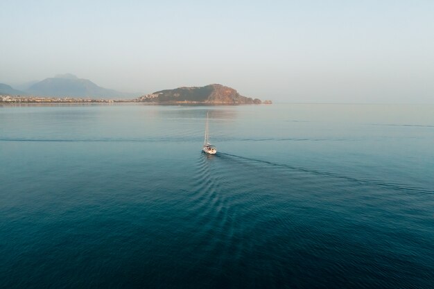 美しい海の風景、セーリングヨット