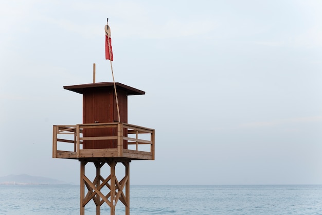 무료 사진 인명구조 타워가 있는 아름다운 해변 전망