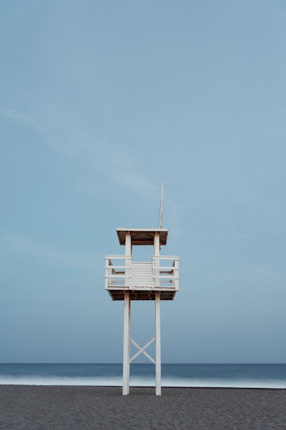 無料写真 ライフガードタワーのある美しい海辺の景色