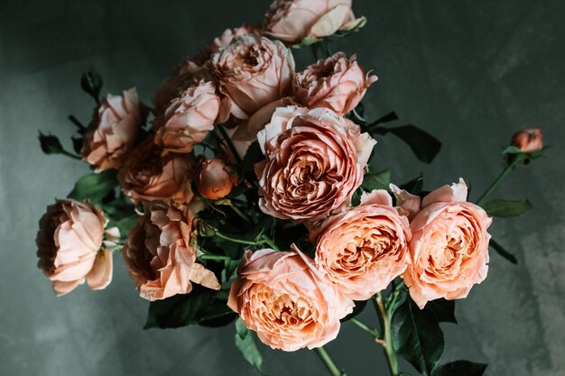 Красивая селективная съемка крупного плана розовых роз сада в стеклянной вазе