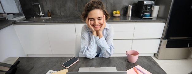 Foto gratuita bella ragazza autonoma che lavora da casa giovane donna che studia online guardando un corso sul sito web