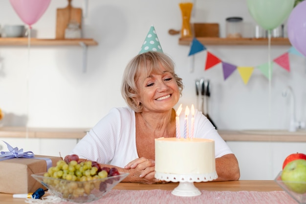 Foto gratuita bella festa di compleanno per anziani