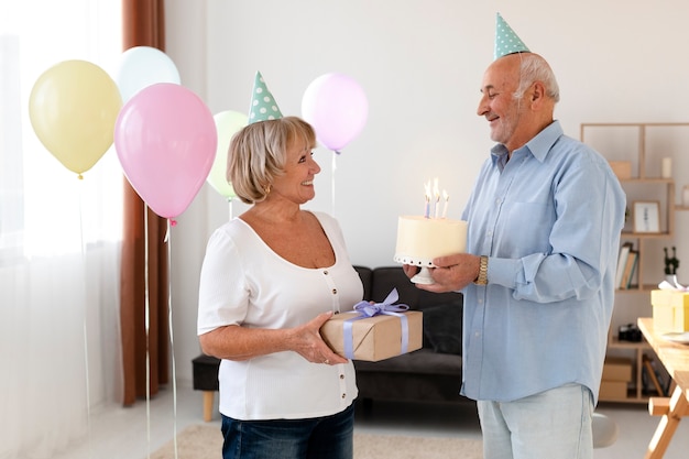 Foto gratuita bella festa di compleanno per anziani