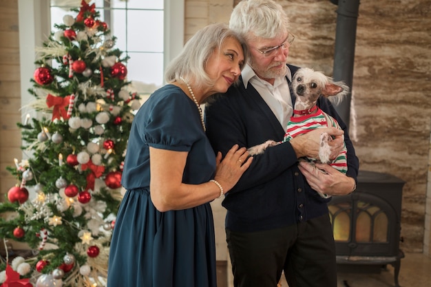 Free photo beautiful senior couple on christmas day